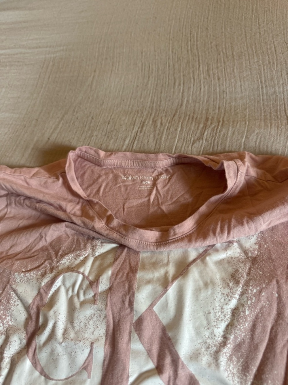 Calvin Klein women’s Pink Graphic Tee with White Logo - Picture 2 of 2